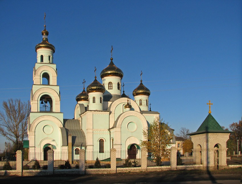 Славянск. Церковь Серафима Саровского. общий вид в ландшафте