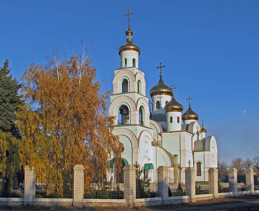 Славянск. Церковь Серафима Саровского. общий вид в ландшафте