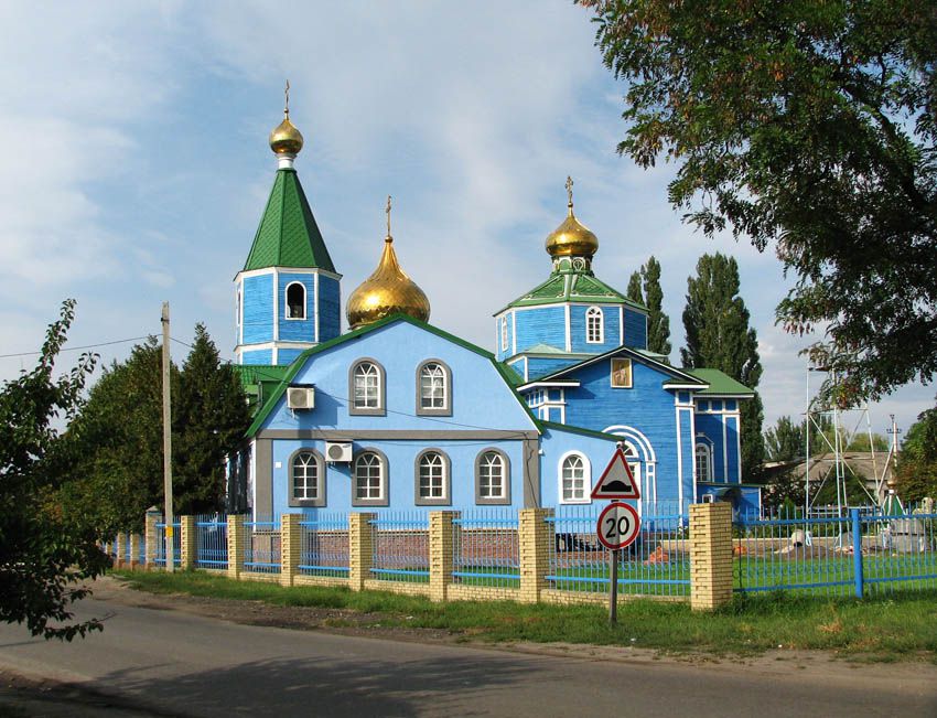 Красный Лиман. Церковь Петра и Павла. общий вид в ландшафте