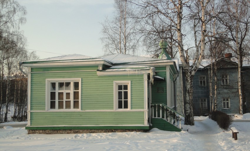 Церковь Сошествия Святого Духа, Петрозаводск (Петрозаводск, город, Республика Карелия). фасады, Западный фасад. Основной вход в церковь - с юга.
