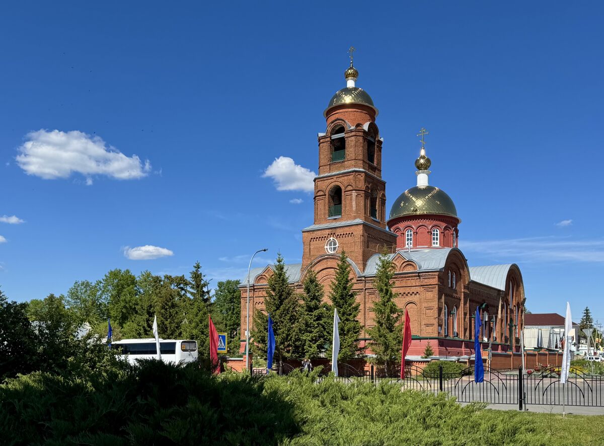 Церковь Богоявления  Господня, Мокшан (Мокшанский район, Пензенская область). общий вид в ландшафте, Общий вид из парка
