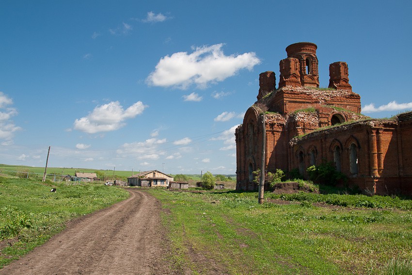 Назарьевка. Церковь Троицы Живоначальной. общий вид в ландшафте