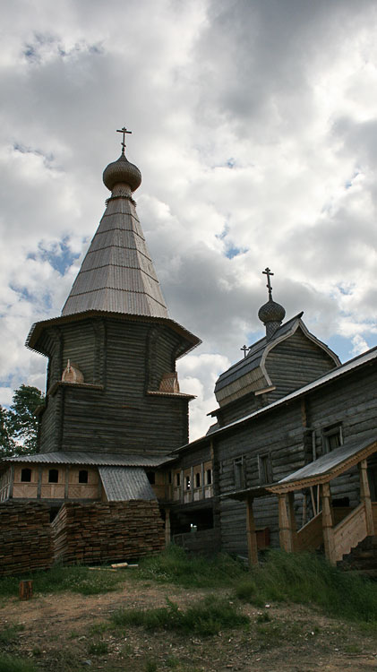 Филипповская (Почозеро). Церковь Происхождения Честных Древ Креста Господня. фасады, Церковь Происхождения Честных Древ Христовых.
Западный фасад с гульбищем