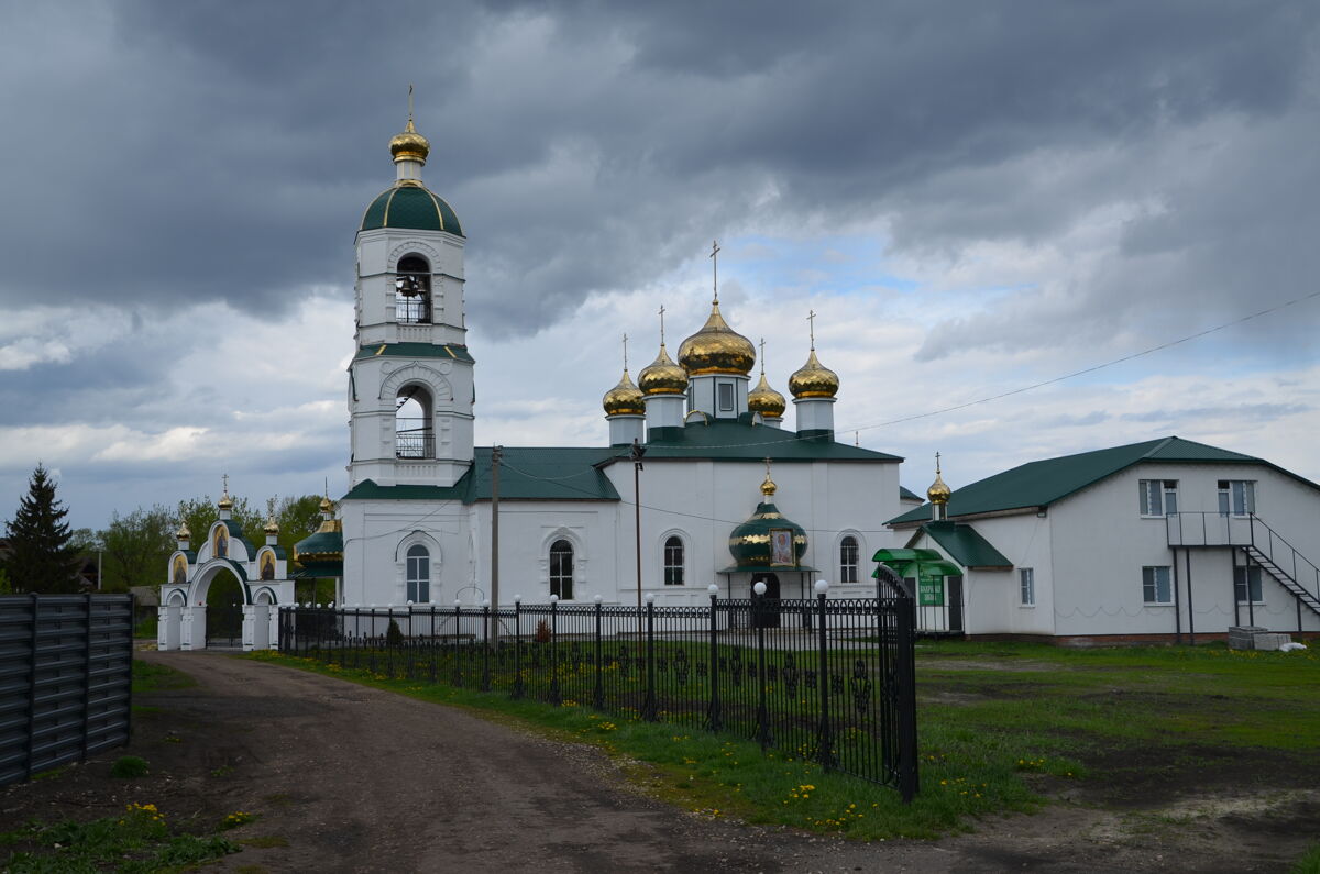 Церковь Троицы Живоначальной, Константиновка (Пензенский район и ЗАТО Заречный, Пензенская область). фасады, Справа - здание воскресной школы