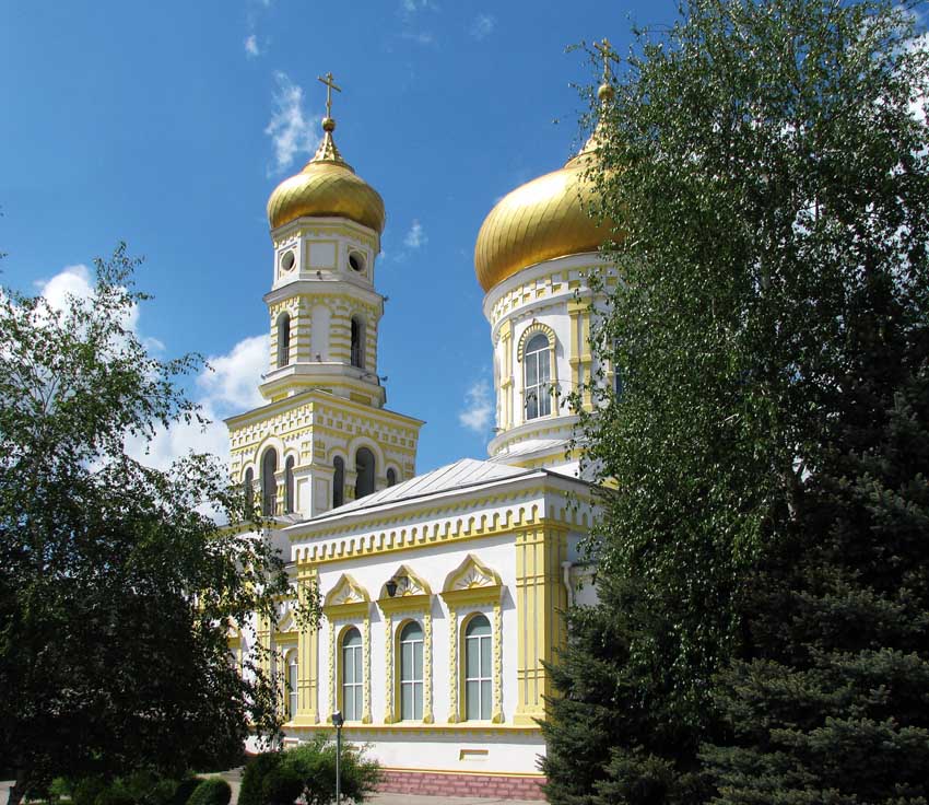 Кафедральный собор Спаса Нерукотворного Образа, Павлоград (Павлоградский район, Украина, Днепропетровская область). общий вид в ландшафте