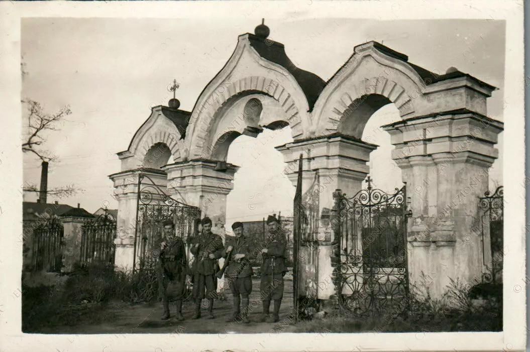 Ограда собора. Фото 1942 г. с аукциона e-bay.de, архивная фотография. Кафедральный собор Спаса Нерукотворного Образа, Павлоград (Павлоградский район, Украина, Днепропетровская область)