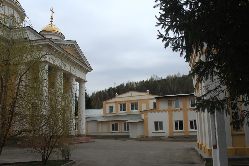 Церковь Рождества Христова, Волжский (Большая Царевщина) (Красноярский район, Самарская область). фасады, Западный портик церкви и дом причта с воскресной школой