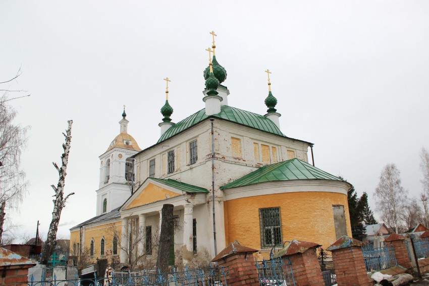 Пахна. Церковь Троицы Живоначальной. общий вид в ландшафте