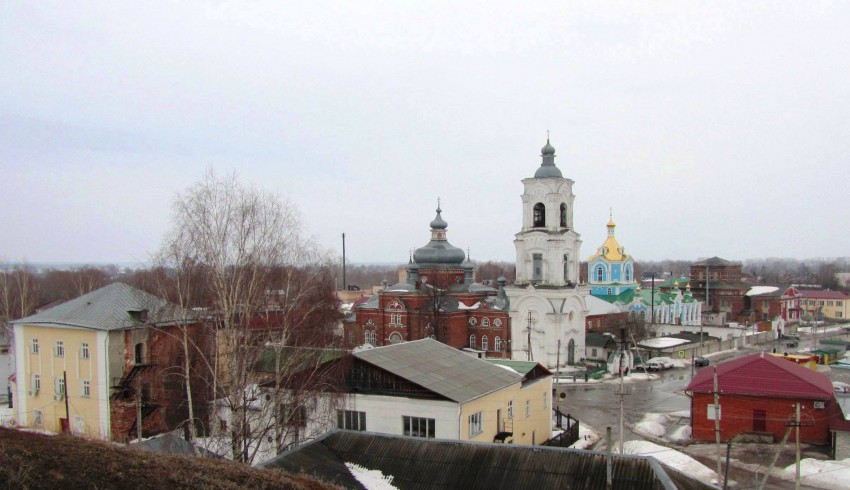 Собор Троицы Живоначальной, Кадом (Кадомский район, Рязанская область). дополнительная информация, панорама центральной площади с городского вала, слева направо: Троицкий собор, Димитриевский собор, церкви Милостиво-Богородицкого монастыря