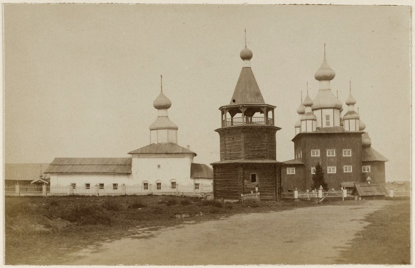 Храмовый комплекс. Церкви Успения Пресвятой Богородицы и Николая Чудотворца, Сумский Посад (Беломорский район, Республика Карелия). архивная фотография, Фото 1900-е гг. Альбом «Фотографические снимки с видами Сумского Посада и Соловецкого монастыря» http://andcvet.narod.ru/arxan/04/sam.html  