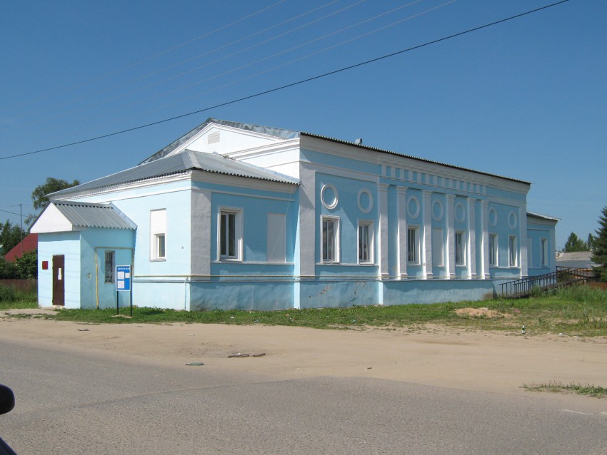 Устье. Церковь Покрова Пресвятой Богородицы. общий вид в ландшафте, Это краеведческий музей, о чём гласит табличка. Адрес на здании - Яковлева, 8.