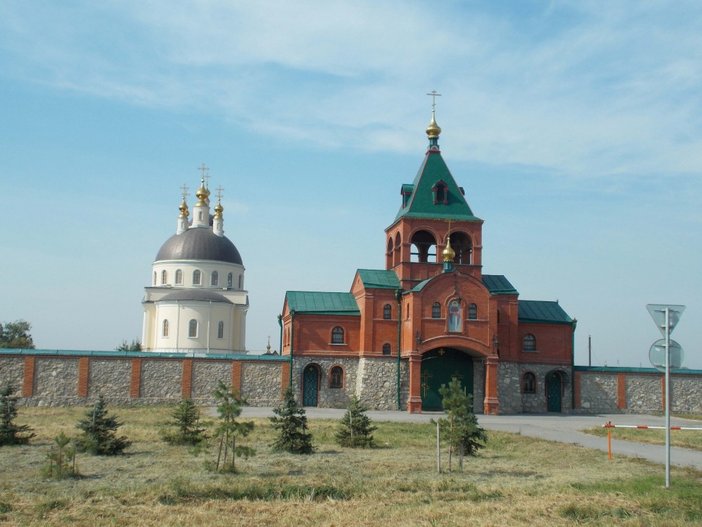 Михайлов. Михайловский Покровский женский монастырь. Церковь Иоанна Богослова. общий вид в ландшафте