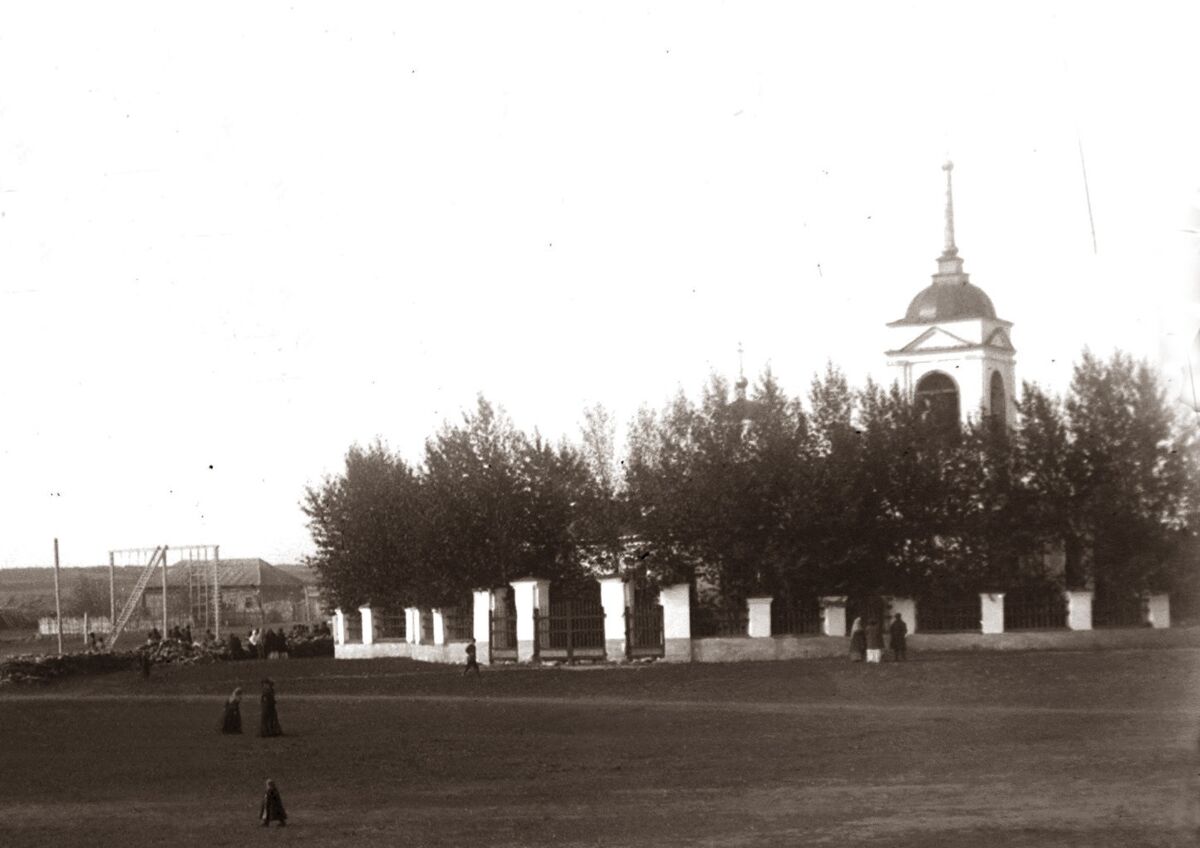 Церковь Троицы Живоначальной, Кособродка (Троицкий район и г. Троицк, Челябинская область). архивная фотография, Старый храм незадолго до разборки.  Фото 1900-1901 годов из приходского архива