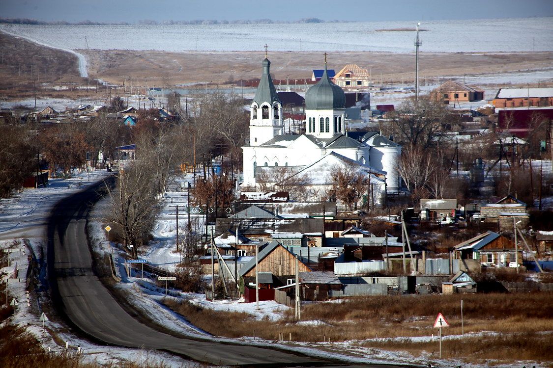 Клястицкое. Церковь Рождества Христова. общий вид в ландшафте, Вид с дороги