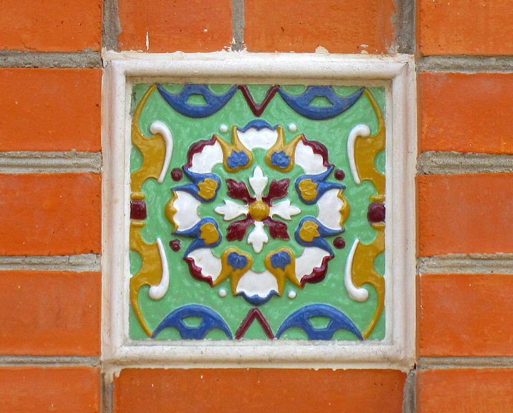 Часовня Алексия, митрополита Московского, Ярославль (Ярославль, город, Ярославская область). архитектурные детали, Один из изразцов на фасаде часовни Алексия, митрополита Московского.