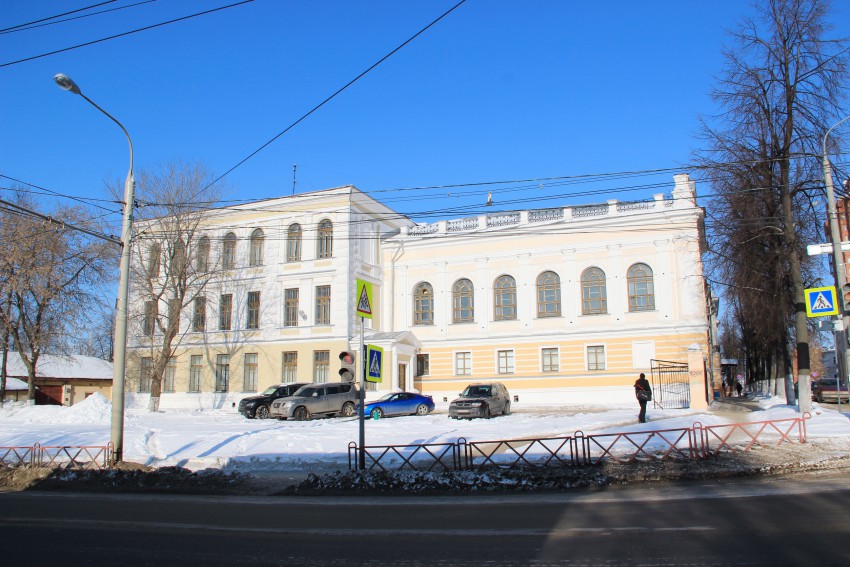 Ярославль. Домовая церковь Покрова Пресвятой Богородицы и Марии Магдалины при бывшем женском Ионафановском епархиальном училище. общий вид в ландшафте