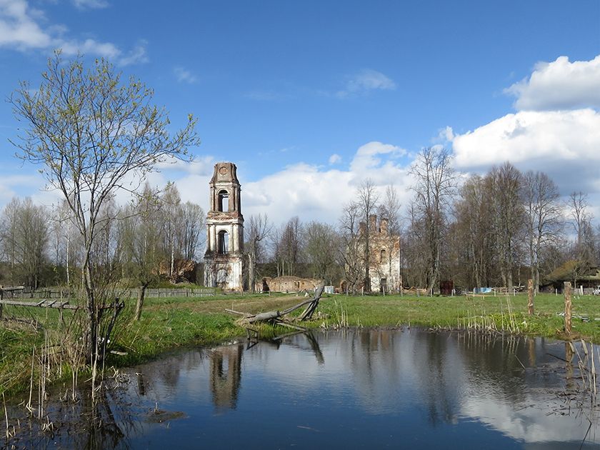 Церковь Николая Чудотворца, Спас-Ухра (Спасское на Ухре) (Рыбинский район, Ярославская область). общий вид в ландшафте