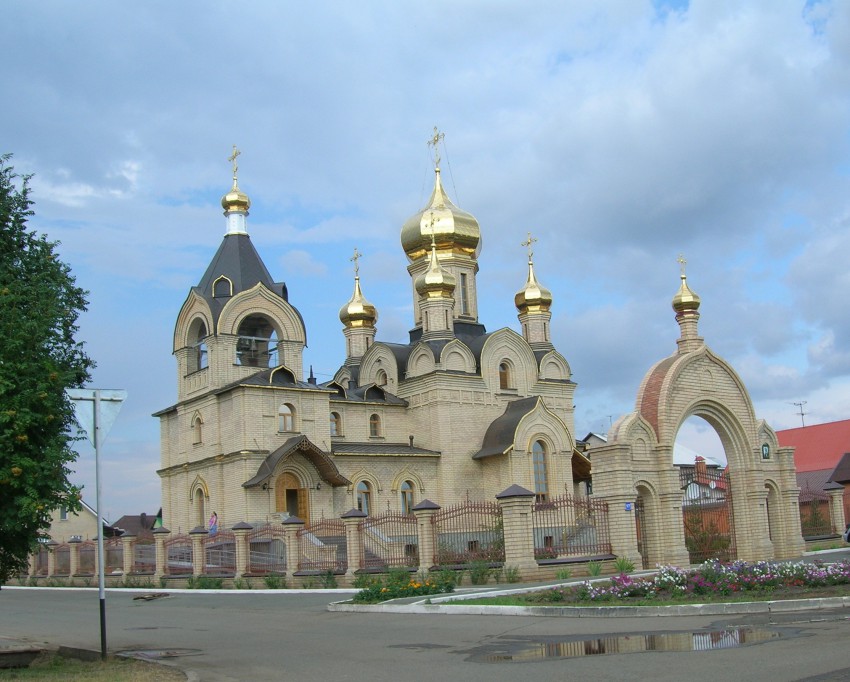 Церковь Серафима Саровского, Пригородный (Оренбургский район, Оренбургская область). общий вид в ландшафте, Храм прп.Серафима Саровского