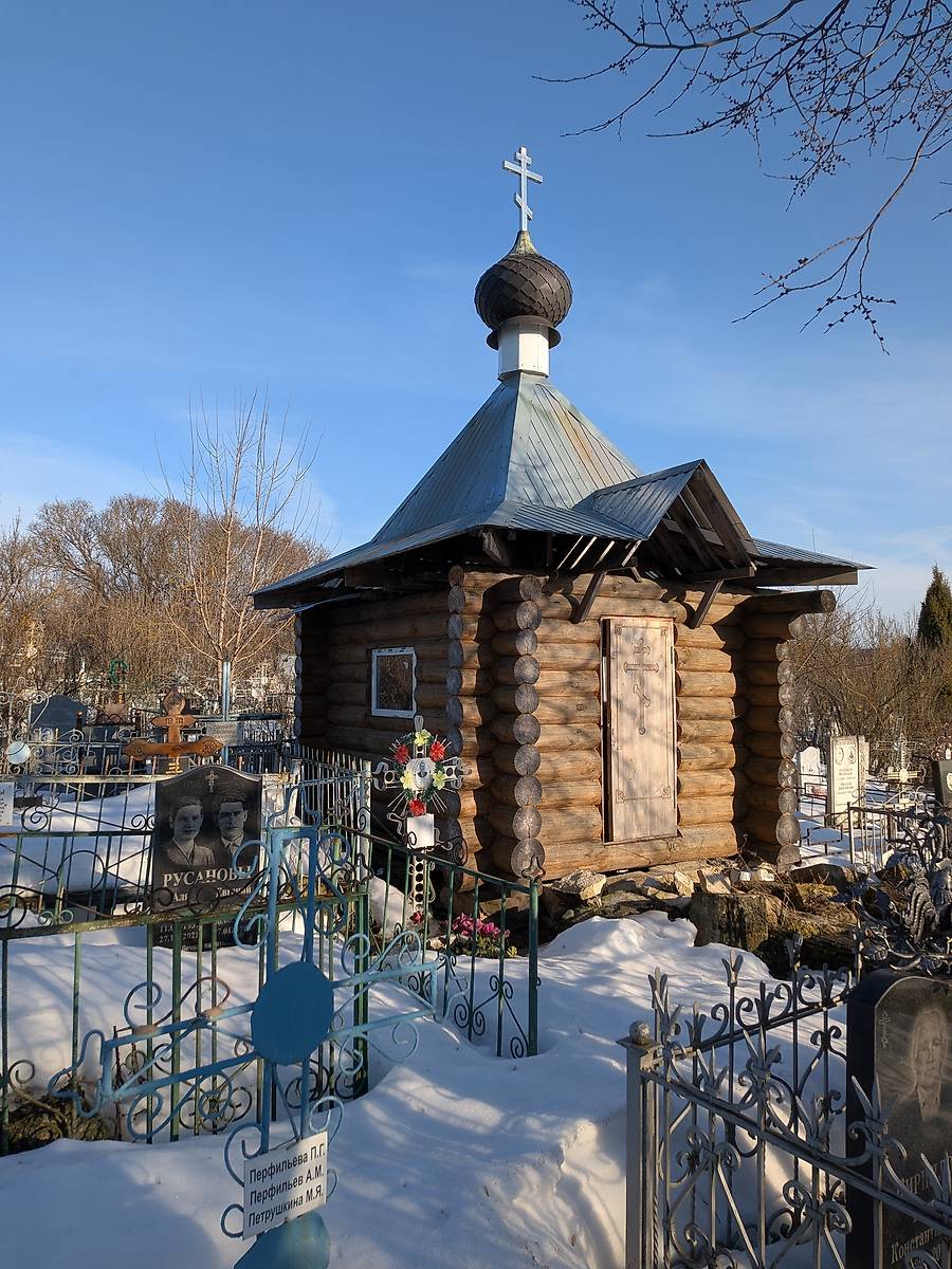 Фотография от 24.03.2026. На фото новая часовня из нового материала на месте старой, фасады. Часовня Преображения Господня на Старопосадском кладбище, Касимов (Касимовский район и г. Касимов, Рязанская область)