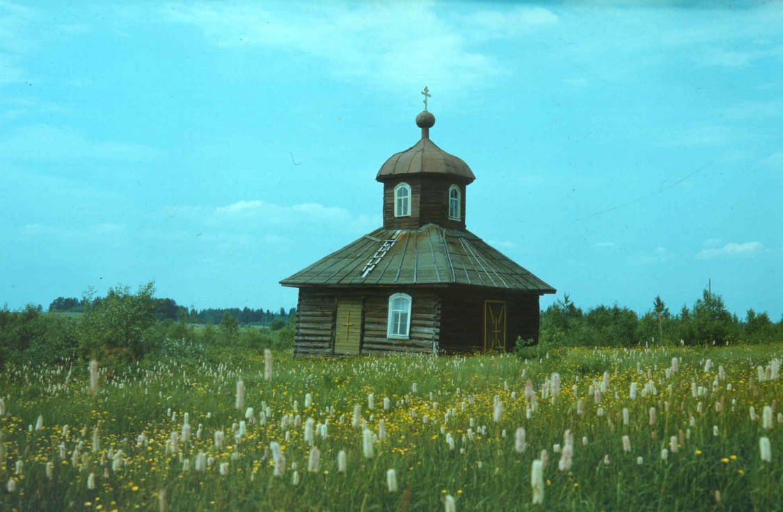 Часовня Параскевы Пятницы (старая), Куженкино (Бологовский район, Тверская область). фасады, 1993