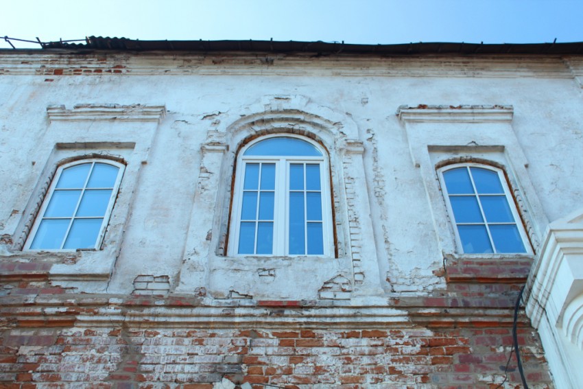 Иркутск. Церковь Покрова Пресвятой Богородицы. фасады, Окна верхнего этажа