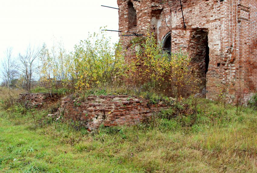 Церковь Троицы Живоначальной, Лекма (Слободской район, Кировская область). архитектурные детали, Фундамент колокольни