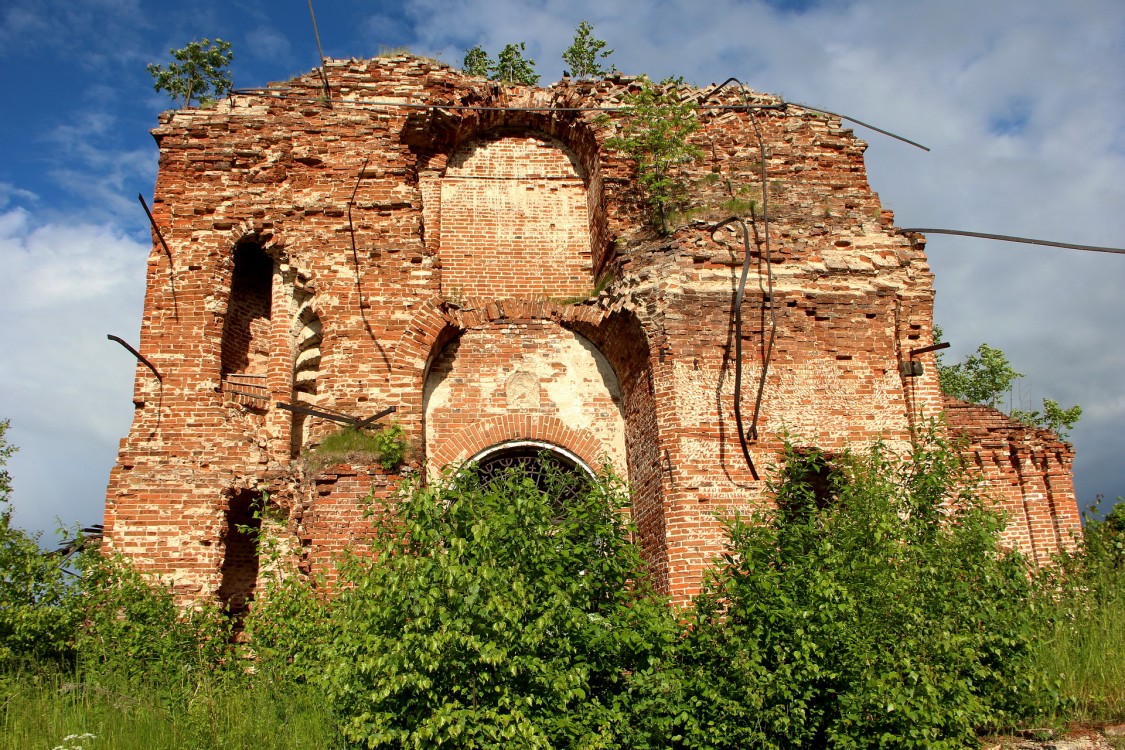Церковь Троицы Живоначальной, Лекма (Слободской район, Кировская область). фасады, Вид с запада на остатки колокольни. Слева хорошо видны остатки лестницы. 