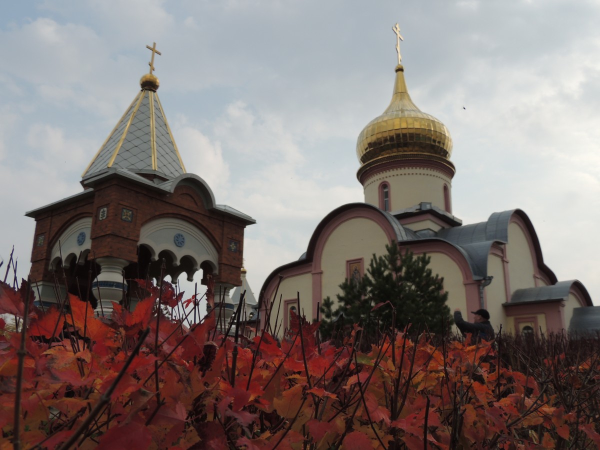 Петропавловский монастырь, Петропавловка (Хабаровский район, Хабаровский край). дополнительная информация, Часовня и главный храм монастяря на праздник Покрова Пресвятой Богородицы