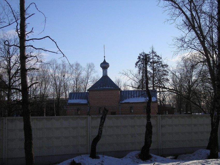 Церковь Луки (Войно-Ясенецкого), Реутов (Балашихинский городской округ и г. Реутов, Московская область). дополнительная информация, Территория дивизии закрытая, поэтому снимок из-за забора. Я служил в этой дивизии, когда этого храма еще не было. По большим праздникам бывших военнослужащих пускают внутрь. Будет юбилей дивизии, обязательно съезжу, тогда выложу снимки подетальнее.