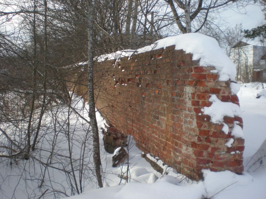 Короцкий Тихонов монастырь, Короцко (Валдайский район, Новгородская область). архитектурные детали, Остатки стены монастыря.