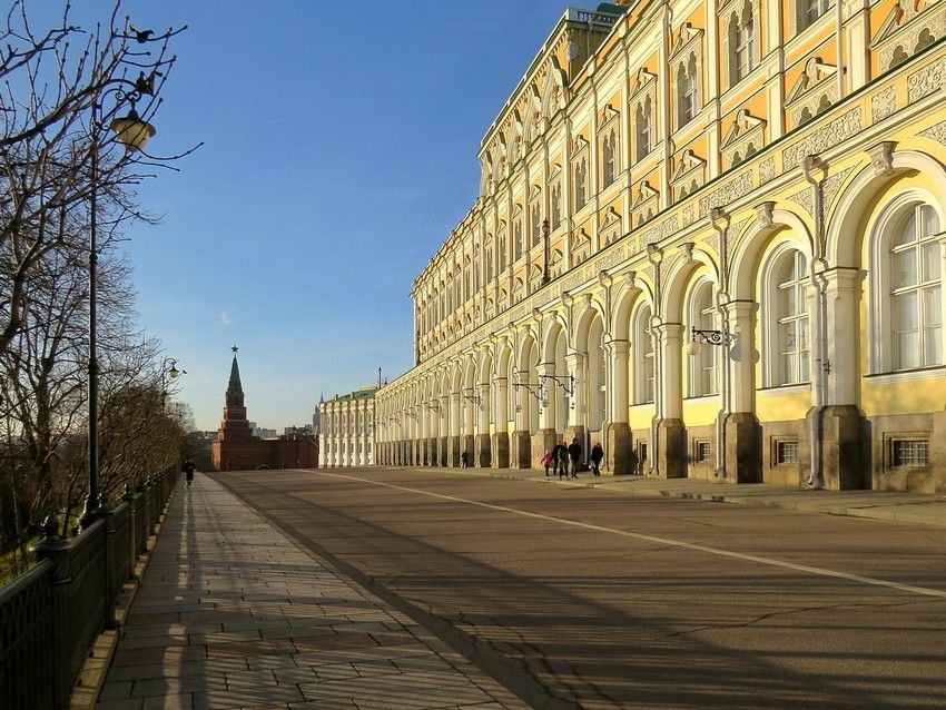 Кремль, Тверской (Центральный административный округ (ЦАО), г. Москва). фасады, Территория Кремля. Справа Большой Кремлевский дворец, на заднем плане Боровицкая башня.