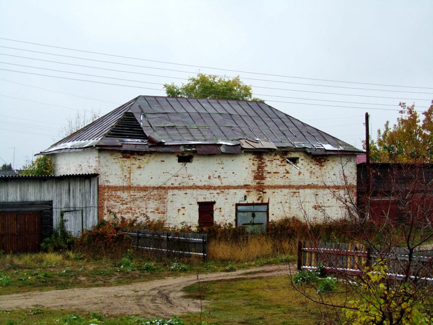 Церковь Благовещения Пресвятой Богородицы, Благовещенское (Вельский район, Архангельская область). дополнительная информация, сохранившееся каменное здание церковного склада к северу от церкви