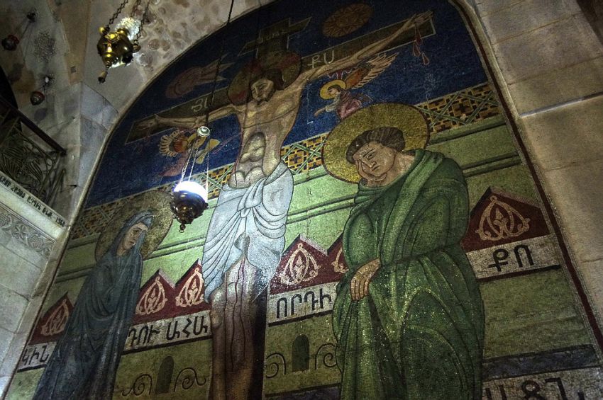 Церковь Воскресения Христова, Иерусалим - Старый город (Израиль, Прочие страны). интерьер и убранство, Мозаика на стене храма перед местом, где стояли жены - мироносицы возле креста