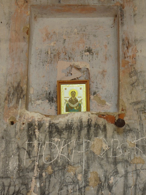 Покровское. Церковь Покрова Пресвятой Богородицы. дополнительная информация, Икона над входом.