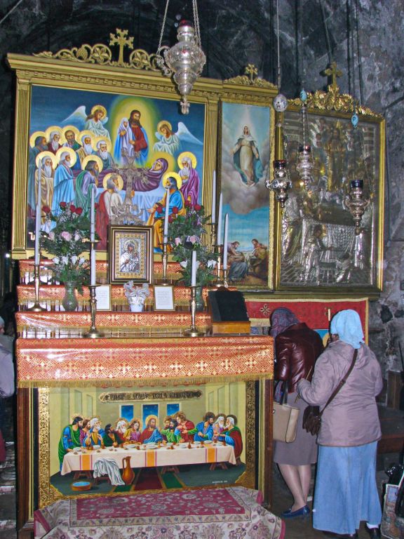 Церковь Успения Пресвятой Богородицы, Иерусалим - Масличная гора (Израиль, Прочие страны). интерьер и убранство, Кувуклия имеет два входа, один с запада, второй с севера. Обычно паломники заходят в западный, а выходят через северный.