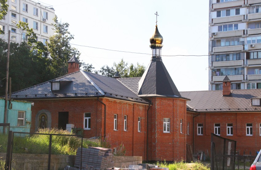 Коньково. Крестильная церковь Сергия Радонежского. общий вид в ландшафте