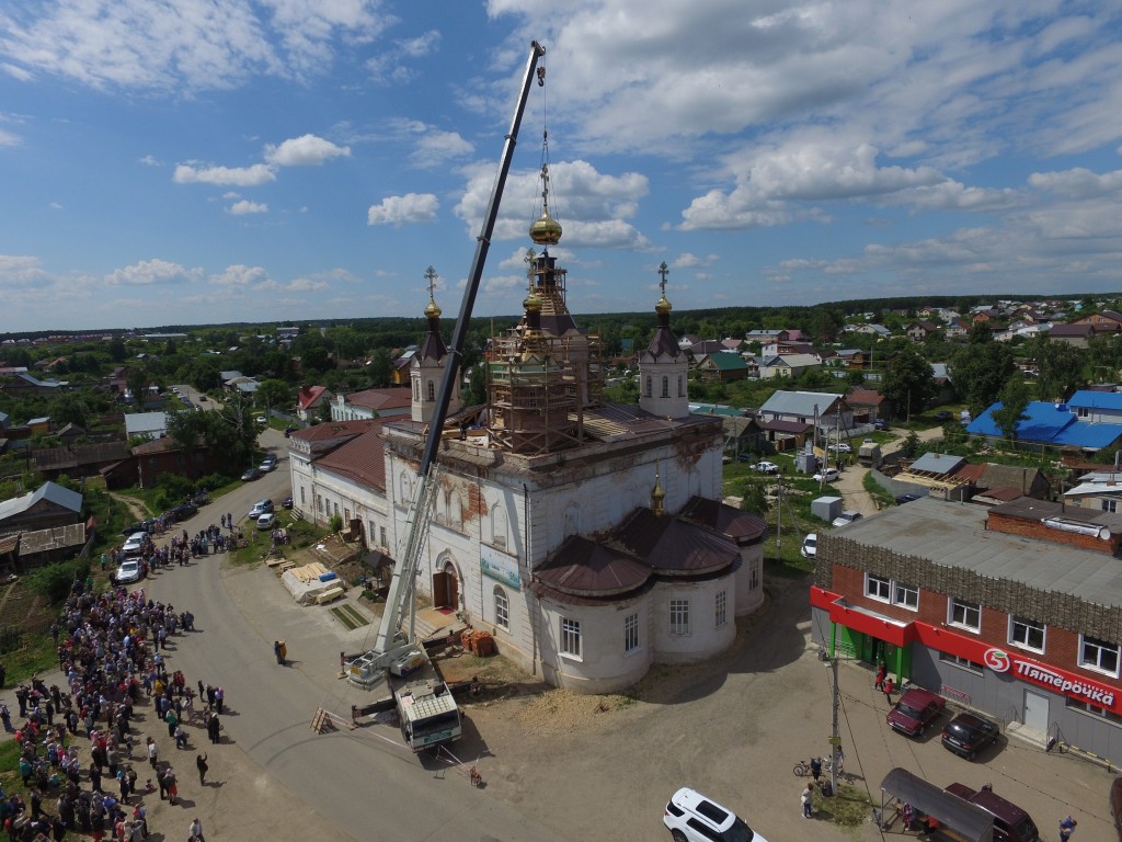 Лаишево. Собор Николая Чудотворца (Софии, Премудрости Божией). документальные фотографии, Установка центрального купола на восстанавливаемый собор