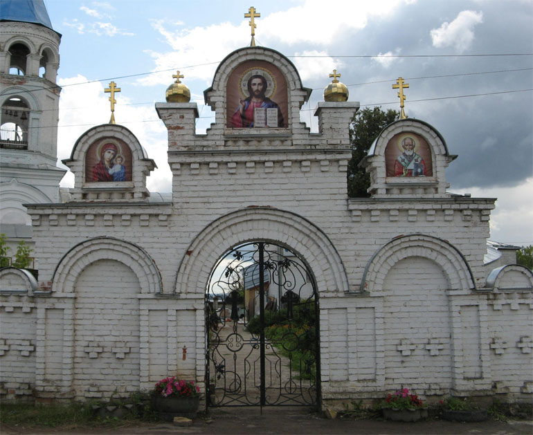 Церковь Воздвижения Креста Господня, Васильево (Зеленодольский район, Республика Татарстан). дополнительная информация, Врата  ограды храма