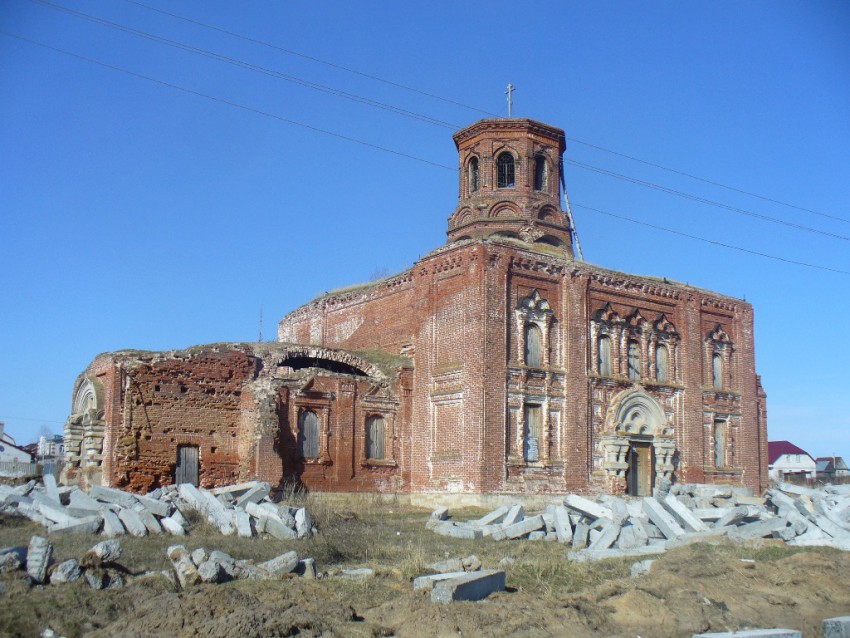 Церковь Николая Чудотворца, Куюки (Пестречинский район, Республика Татарстан). фасады, Вид храма весной 2010 года, вскоре после начала восстановления.