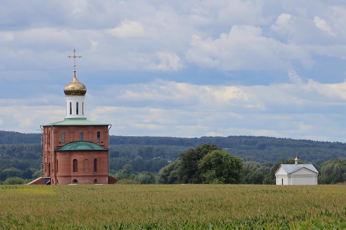 общий вид в ландшафте. Перемышльский Троицкий Лютиков монастырь, Корекозево (Перемышльский район, Калужская область)