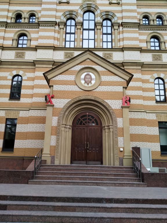 Рязань. Церковь Иоанна Кронштадтского. архитектурные детали, вход в храм