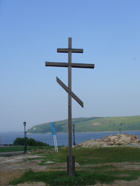 Свияжск. Церковь Благовещения Пресвятой Богородицы. дополнительная информация, Поклонный крест рядом с руинами