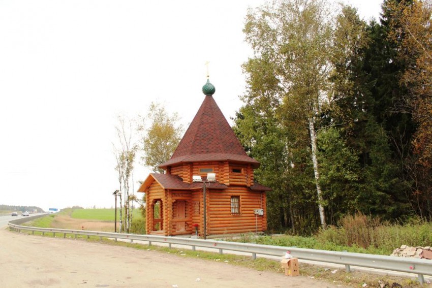 Часовня Виктора Мученика, 76-м км Ярославского шоссе (Сергиево-Посадский городской округ, Московская область). общий вид в ландшафте, Вид с юга