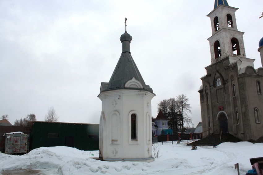 Часовня Николая, царя-мученика, в Мамонтовке, Пушкино (Пушкинский район и гг. Ивантеевка, Королёв, Московская область). общий вид в ландшафте, Вид с юга, на дальнем плане справа - храм Иконы Божией Матери 