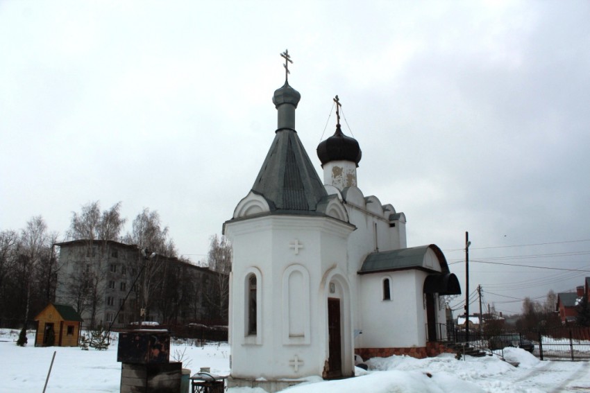 Пушкино. Часовня Николая, царя-мученика, в Мамонтовке. общий вид в ландшафте, Вид с северо-запада, на дальнем плане - Филаретоский храм.