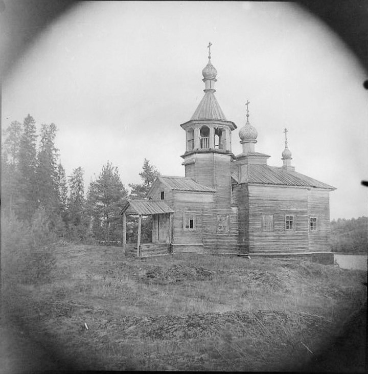 Общий вид с юго-запада. Фото Ополовникова А. В. 1940-х гг. из коллекции ГНИМА. (ГК №67561342), архивная фотография. Церковь Троицы Живоначальной, Водла (Пудожский район, Республика Карелия)