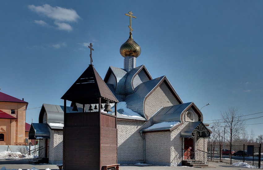 Церковь Троицы Живоначальной в Братееве, Братеево (Южный административный округ (ЮАО), г. Москва). общий вид в ландшафте