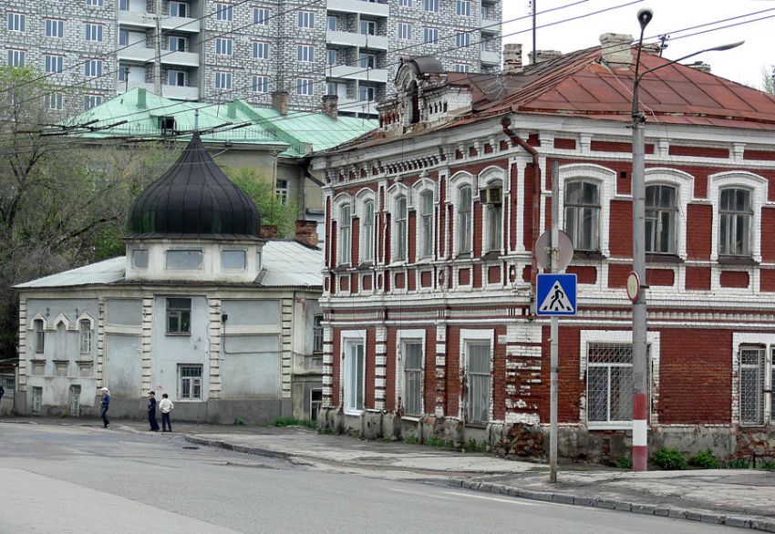 Неизвестная часовня в бывшем доме причта церкви Казанской иконы Божией Матери, Саратов (Саратов, город, Саратовская область). общий вид в ландшафте