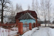 Часовня Илии Пророка из села Ярыгино, Вид с востока. На заднем плане - дом причта<br>, Васильевское, Сергиево-Посадский городской округ, Московская область