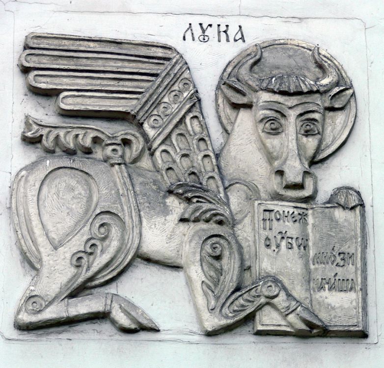 Храм-часовня Новомучеников и исповедников Церкви Русской, Центральный район (Санкт-Петербург, г. Санкт-Петербург). архитектурные детали, Барельеф на северном фасаде. Символ евангелиста Луки